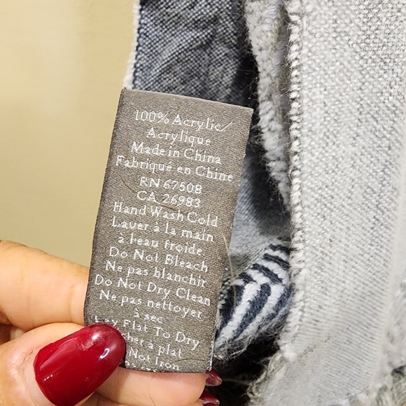 VINCE CAMUTO 2 TONES large Tassel acrylic scarf - Picture 6 of 8